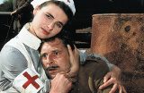 »Das Haus der Schwestern«: Die junge Frances, gespielt von Anne Brendler, mit dem aus dem Krieg zurückgekehrten John (Max Tidof)