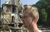 Familienvater Sven Meier vor den Trümmern seines Hauses