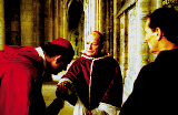 Papst Benedikt XIV. (Dieter Mann) sieht sich von Schmeichlern umgeben