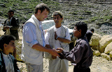 Claus Kleber im Gespräch mit Dorfjungen im Jemen