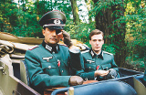 Oberst Claus Schenk Graf von Stauffenberg (Harald Schrott, links) und sein Adjutant Werner von Haeften (Bastian Trost) auf dem Weg ins Führerhauptquartier