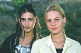 Die unterschiedlichen Schwestern Romy (Esther Zimmering) und Kathrin