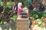 berlebenstraining der besonderen Art: Lena Armbruster (4) verkauft den Insulanern schwbische Sptzle