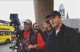 Regisseur Kai Wessel bei Proben am Bahnhof Zoo mit einer von 18 Kameras