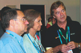 Königin Sofia besucht das ZDF-Studio in Athen. Links Manolo Romero, Chef des Hostbroadcasters AOB in Athen, rechts Eberhard Figgemeier