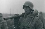 Ein erschöpfter deutscher Soldat während des Rückzugs zur Oder
