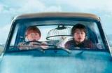 Ron (Rupert Grint) und Harry (Daniel Radcliffe) im fliegenden Auto