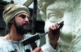 Michelangelo meißelt das Gesicht Davids aus weißem Carrara-Marmor