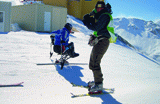 Kameramann Jan Depken bei Fahraufnahmen mit Martin Braxenthaler, dreifacher Goldmedaillengewinner im alpinen Skilauf