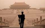 Kameramann mit Steadycam in der Verbotenen Stadt, Peking