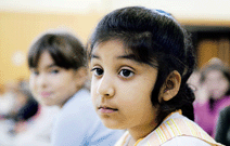 Die sechsjährige Sandhya besucht die Grundschule Kleine Kielstraße