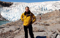 Karsten Schwanke vor einem Grönland-Gletscher