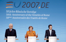 Bundeskanzlerin Angela Merkel (Mitte) zwischen Hans-Gert Pöttering (links) und José Manuel Barroso