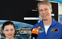 »logo!«-Kinderreporterin Jana Riegert im Gespräch mit dem Astronauten Thomas Reiter
