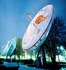 Satellitenschüsseln auf dem Gelände des ZDF Sendezentrums als »Antennen zur Welt«