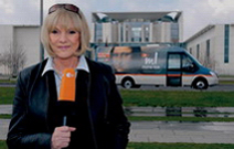 Barbara Dickmann mit dem Mona-Lisa-Mobil vor dem Kanzleramt in Berlin