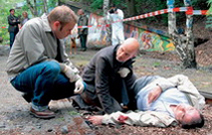Hauptkommissar Schumann (Christian Berkel) und Henry Weber (Frank Giering) begutachten eine Leiche