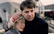 Hellmut Kehding (Kai Wiesinger) tröstet Erika Galetschky (Valerie Niehaus)