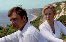Francis (Christoph Grunert) sucht Trost bei Nina Philipps (Marion Kracht). Szene aus »Rosamunde Pilcher: Meldodie der Liebe«