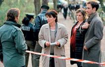 Rosa Roth (Iris Berben) und ihr Assistent (Zacharias Preen) am Tatort
