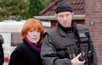 Bella Block (Hannelore Hoger) mit SEK-Einsatzleiter Fred Schubert (Henning Baum)