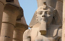 Ramses der Große inszenierte sein Gottkönigtum durch prachtvolle Paläste und kolossale Statuen