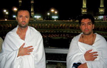 Kamran Safiarian und Abdul-Ahmad Rashid im Pilgergewand