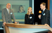Hans-Joachim Strauch, Bettina Warken, Leiterin der Nachrichtenredaktion »heute«, und Steffen Seibert beim Talk