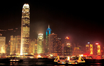 Hongkong bei Nacht. Szene aus »Sehnsuchtsrouten. Von Hongkong bis Saigon«