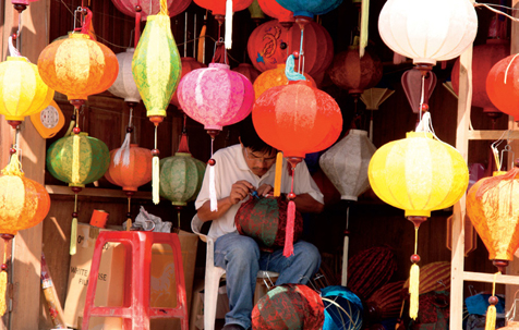 Lampionhersteller in Vietnam. Szene aus der Reihe »Sehnsuchtsrouten«