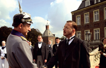 Hoher Besuch auf Villa Hügel: Gustav (Heino Ferch, rechts) empfängt Kaiser Wilhelm (Michael Schenk). Szene aus »Krupp – Eine deutsche Familie«