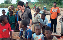 Dunja Hayali im Gespräch mit 
Kindern am Malawisee