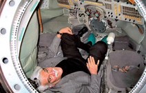 NASA-Manager Jesco v. Puttkamer auf dem Mittelsitz einer Sojus-Kapsel