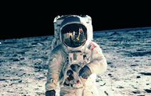 Der erste Mensch betritt den Mond