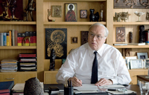 Thomas Thieme als Helmut Kohl in seinem Büro im Kanzleramt