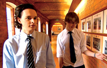 Auf Ellesmere College ist Krawatte Pflicht. Szene aus »Einsame Klasse!«