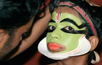 »Meisterwerke der Menschheit«: Herstellung der aufwändigen Maske eines indischen Tempeltänzers